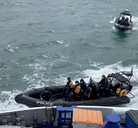 Hampshire Police officers practised boarding the Wightlink Isle of Wight Ferry with live firearms, simulating a ferry hijacking Exculsive…