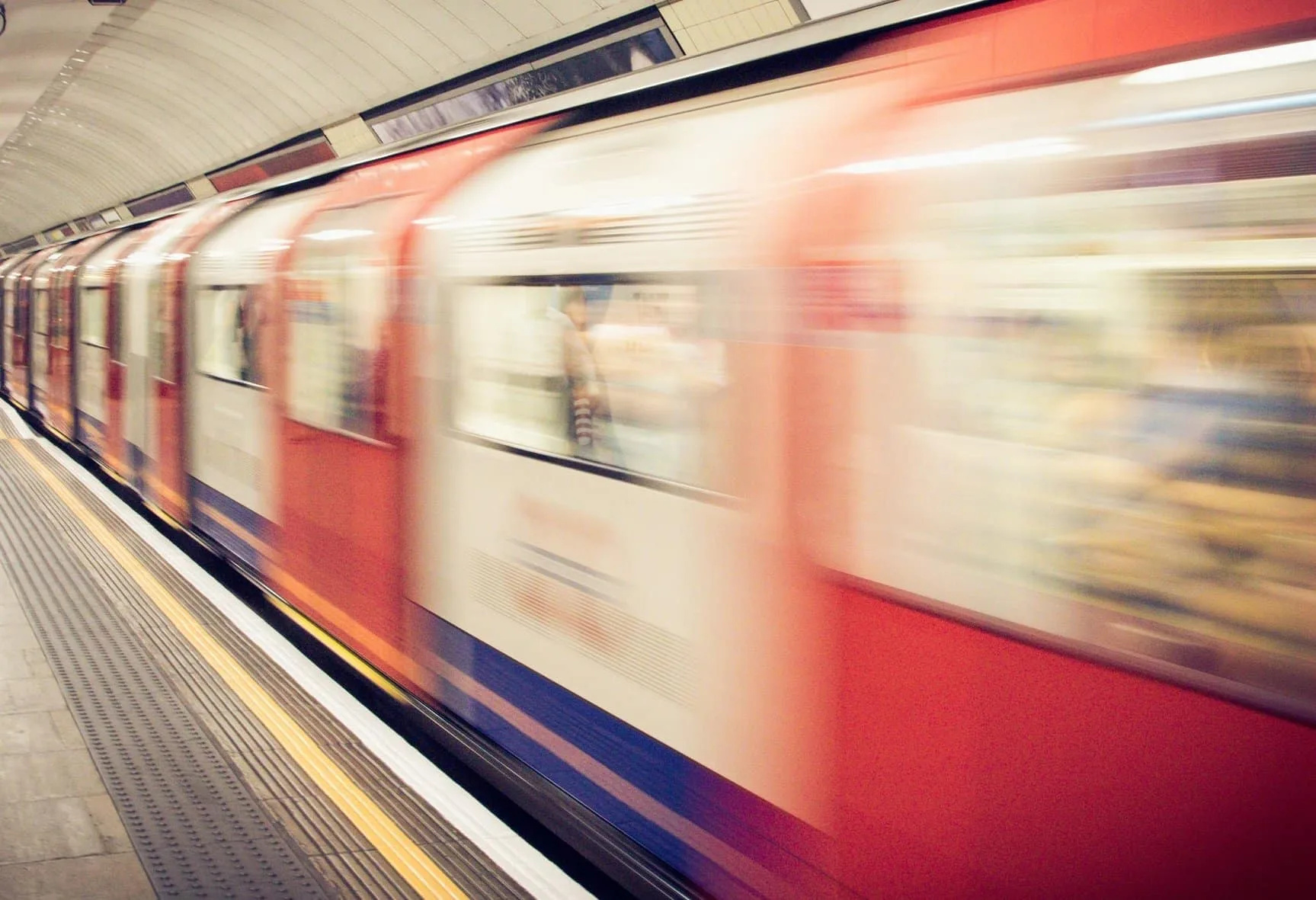 Police are looking for witnesses and information in connection with an incident that began on a District line Tube – (ID 529517)