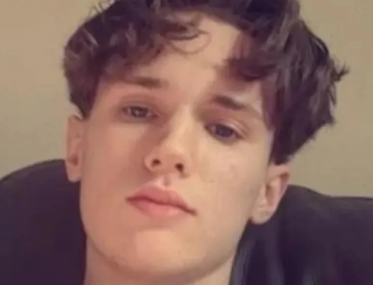 Ten teenagers have been jailed for a total of 124 and-a-half years for murdering an 18-year-old as he walked home from a funfair – (ID 53…