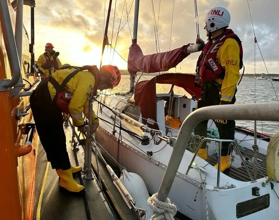 Selsey Lifeboat launched to assist a loan skipper of a small yacht – (ID 532103)