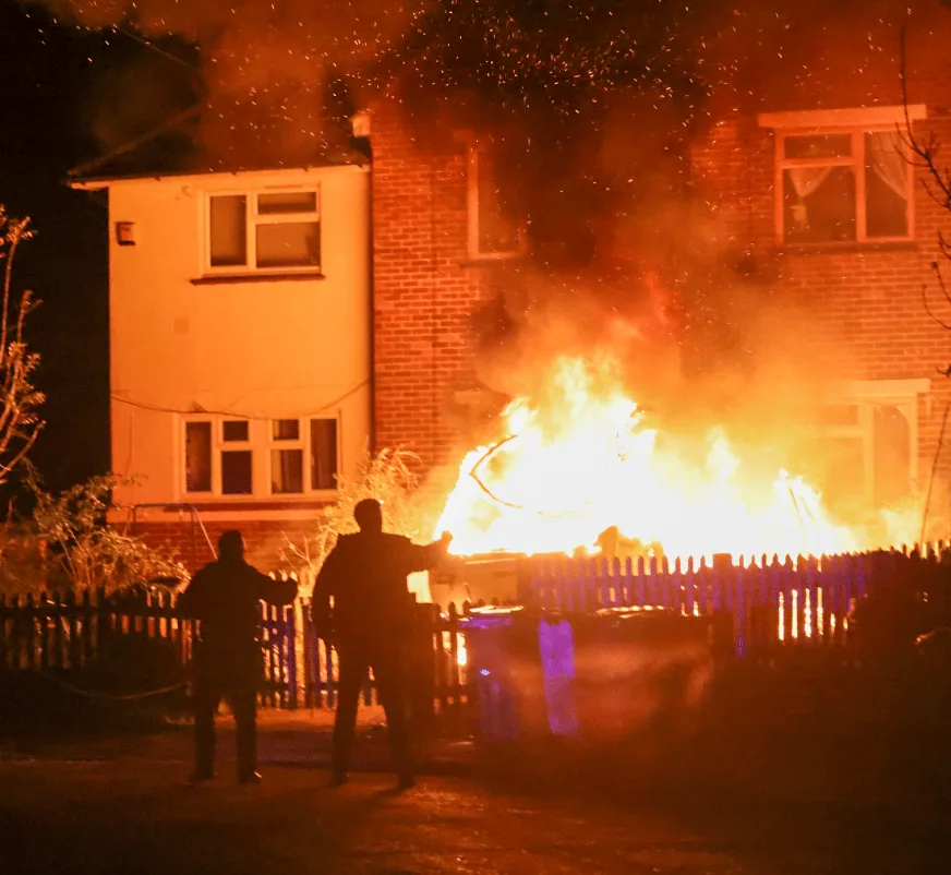 Police officers risk their own lives to rescue family trapped in property by caravan blaze in Maidstone – (ID 533957)
