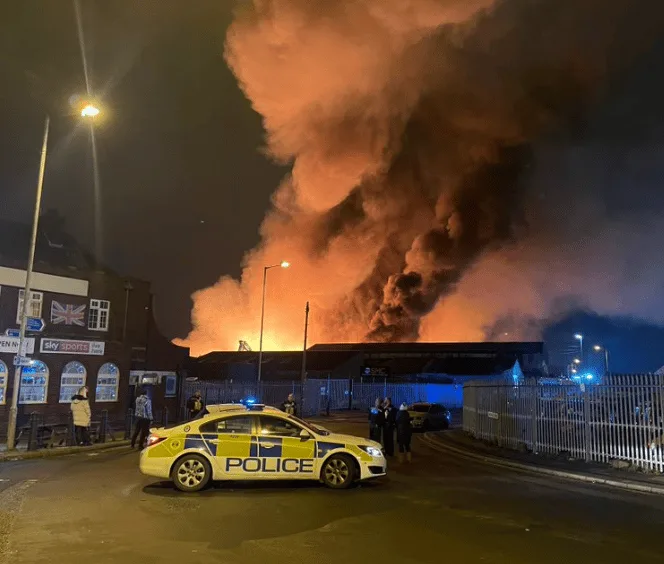 Major incident declared as 150 firefighters tackle blaze at derelict factories at Lower Horseley Fields, Wolverhampton – (ID 535840)