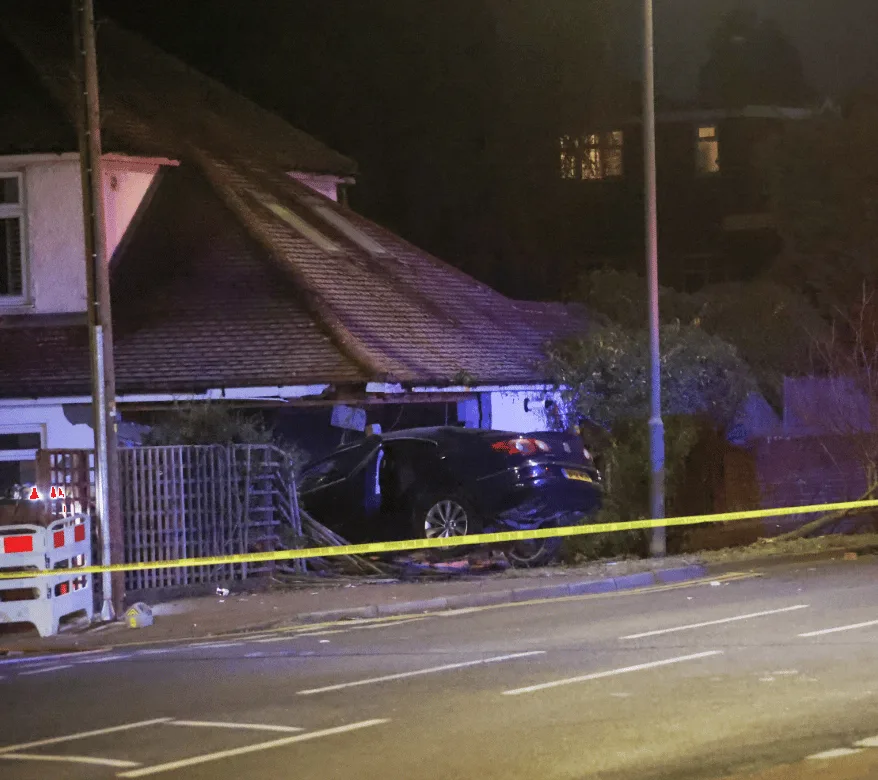 Car ploughs into property fracturing gas main after high speed Police chase in Orpington – (ID 536170)