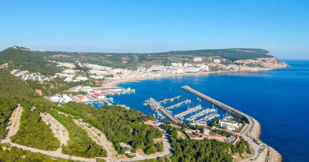 A tragic incident occurred in the Portuguese city of Setubal, leaving three people dead and one gunman who committed suicide