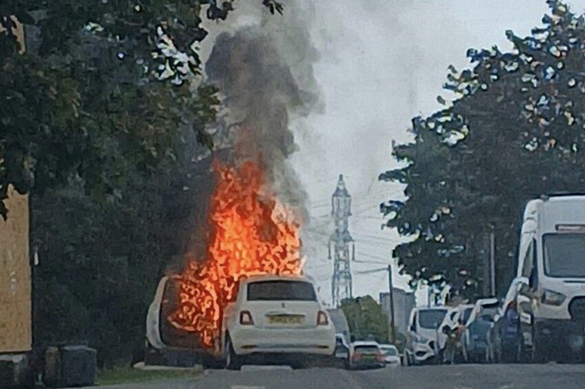 Car Torched in Swanscombe – Firefighters Slam On The Brakes – UKNIP