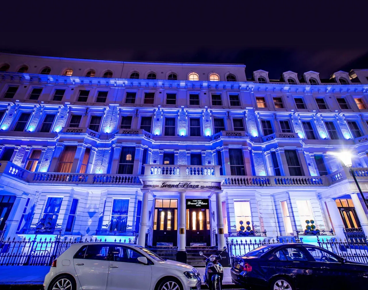 Grand Plaza Hotel Kensington near Earl’s Court station evacuated after a serious gas main leak