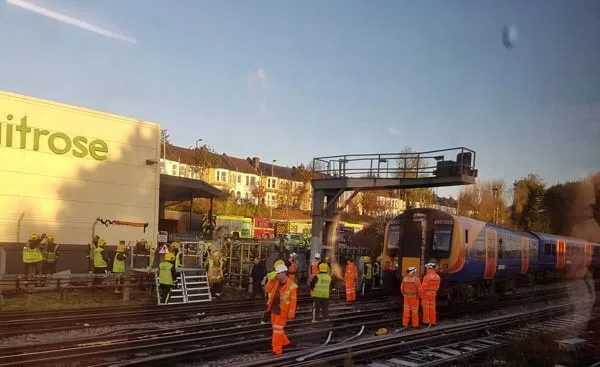 Wimbledon Train Derailment Injures One, Forces 300 to Evacuate – Rush Hour Chaos Hits London Commuters