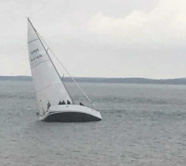 RNLI Lifeboat Rescues 40ft Yacht Stranded on Rocks at Isle of Wight’s Egypt Point