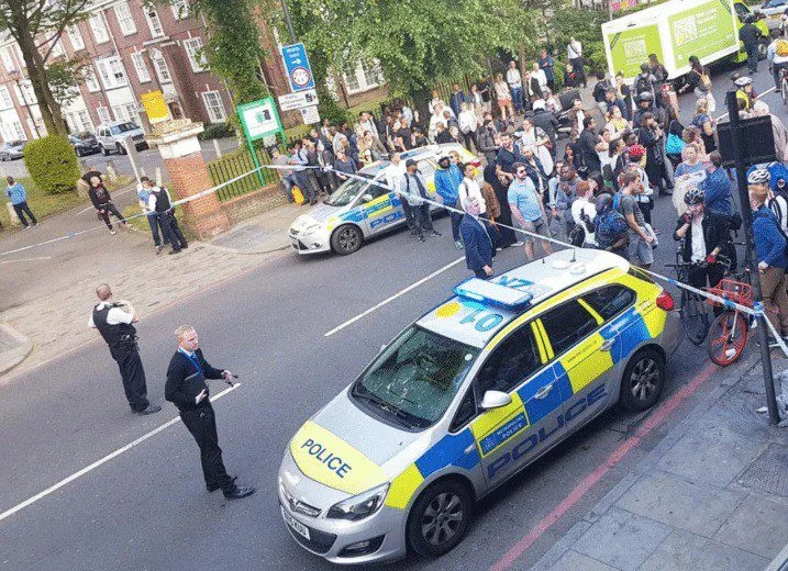 Man Stabbed in Broad day Blood bath  in Islington