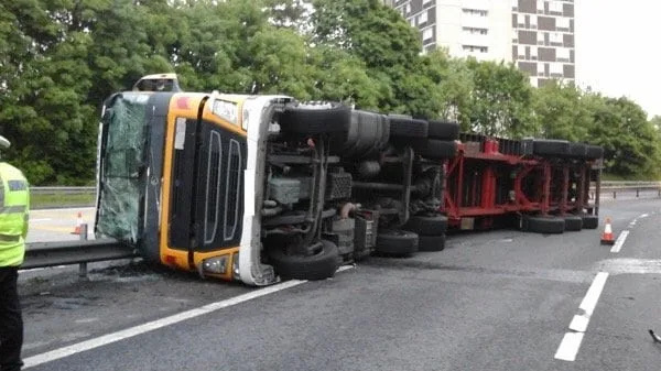 M271 Northbound Shut After Overturned HGV Spills Diesel Near Southampton – Massive Delays Expected