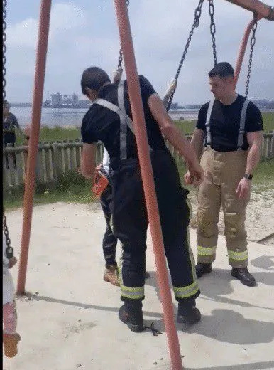 Mum Trapped in Child’s Swing in Southampton Park – Firefighters Rescue Her with Clever Tactic