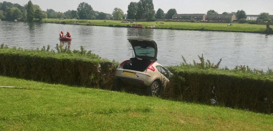 Car Plunges into River Thames at Hampton – Fire Crews Rescue and Winch Vehicle to Safety