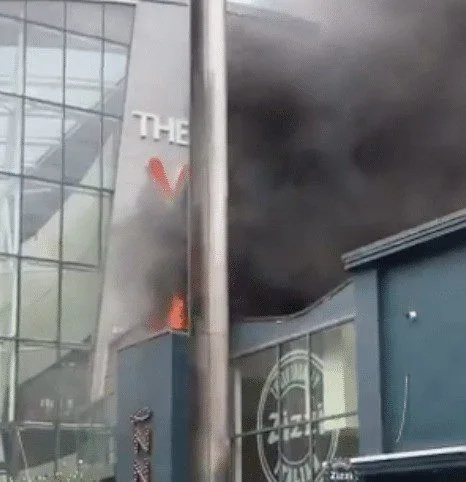 Camberley Atrium Evacuated as Fire Rips Through Zizzi’s Roof – Massive Firefighter Response Quells Blaze