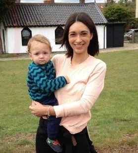 Mother Stabbed in Islington After Helping Stranger – Police Hunt Teen Knife Attacker