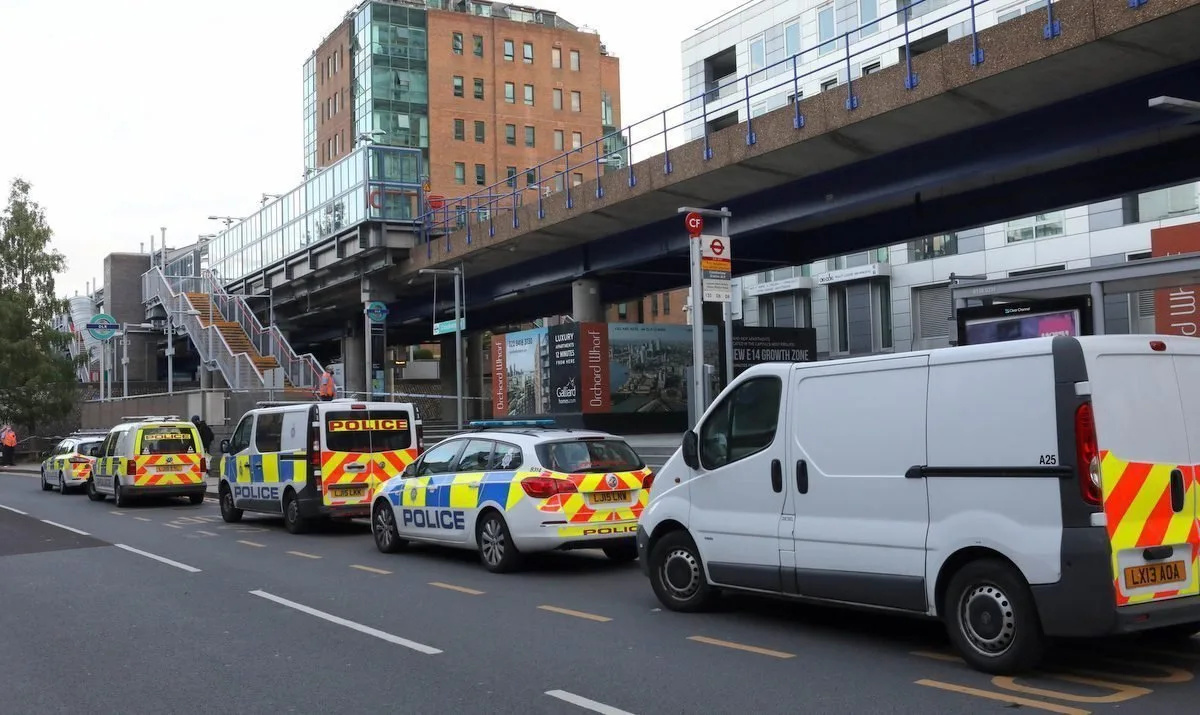 19-Year-Old Father Stabbed to Death in Broad Daylight at Crossharbour DLR Station – Murder Probe Underway