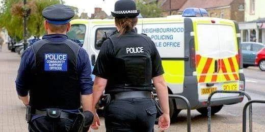 Man Stabbed and BMW Stolen in Daytime Oxford Road Attack – Three Suspects Held