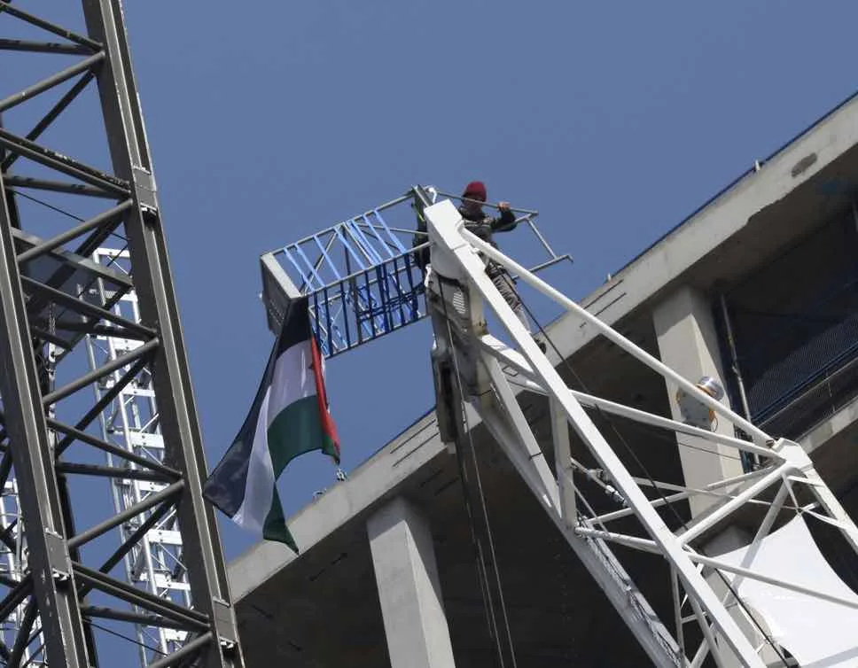 69-Year-Old Climbs 200m Nine Elms Crane in Daring Pro-Palestine Protest – Police on High Alert