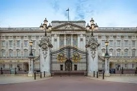 UPDATED: Fire crews called following reports of smoke issuing at Buckingham Palace