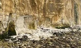 Danger Grows as Wave-Cut Platforms Emerge Below Peacehaven Cliffs – Walkers Urged to Stay Clear