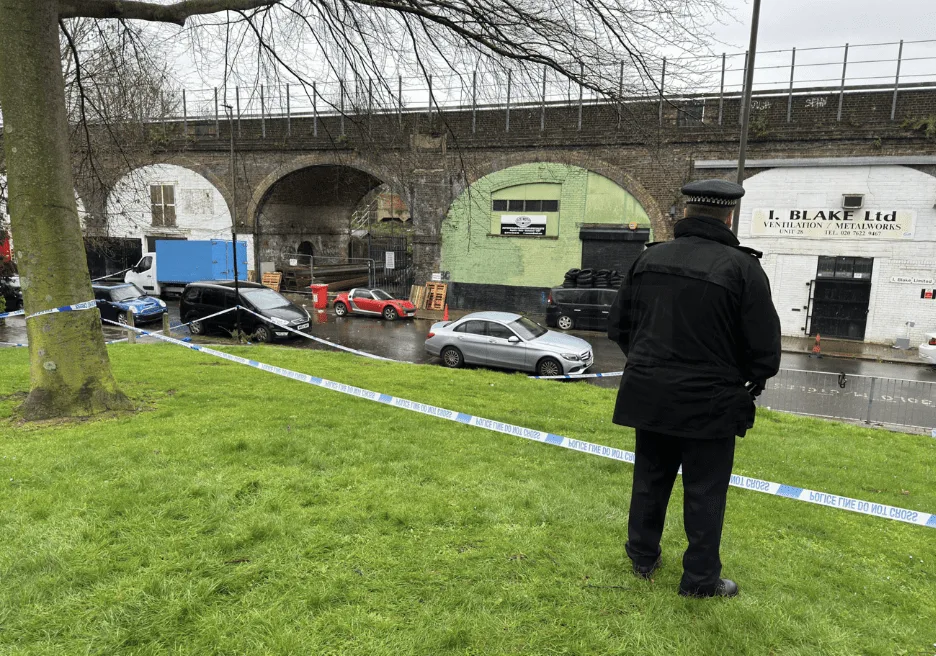 Stabbing Horror on Wandsworth Road: Police Launch Urgent Hunt as No Arrests Made