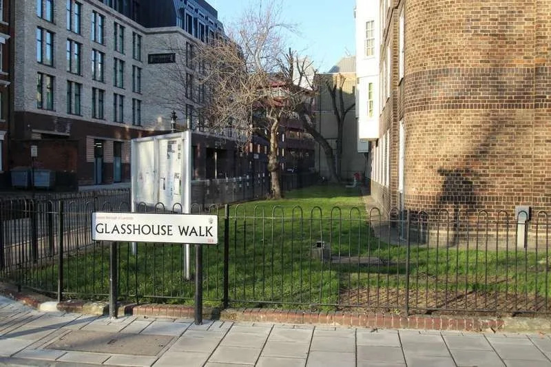 Lambeth Stabbing: Man in 30s Hospitalised, Police Hunt Attackers