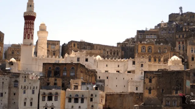 Explosions Near Yemen Coast Hit Merchant Ship – Crew Safe as Houthi Threats Grow