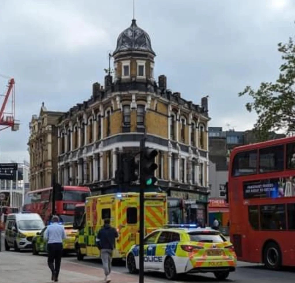 Woolwich Street Stabbing: Man Hurt in Knife Brawl on Plumstead Road – Police Hunt Armed Fugitives