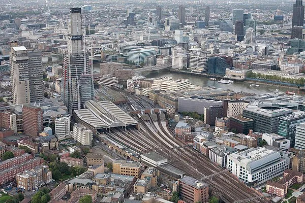 London Bridge Trains Halted After Passenger Falls Ill as Victoria Line Signal Glitch Hits London Commuters