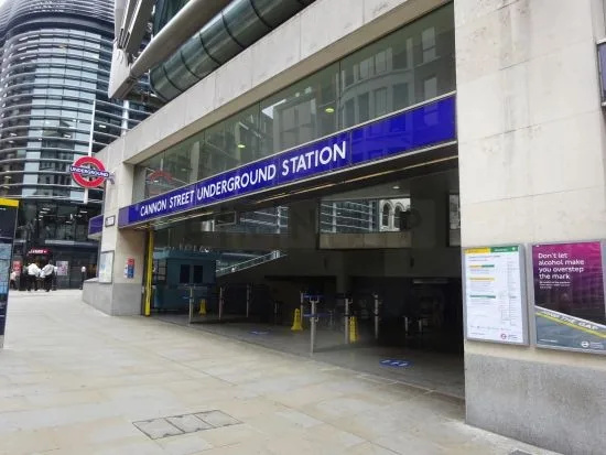 Man Critically Injured After Being Hit by Train at Cannon Street Station – Major Tube Delays Across London