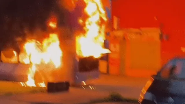 Leeds in Riot Chaos: Harehills Erupts with Fires, Police Car Overturned – Home Secretary Condemns Violence