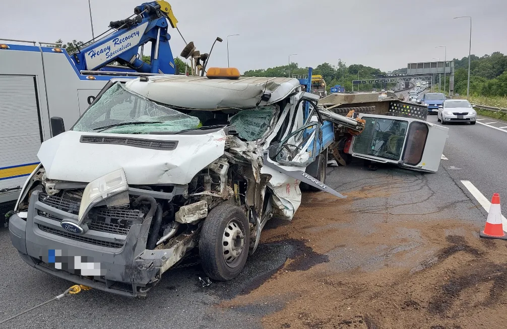 M25 Multi-Vehicle Crash Shuts Lanes, No Serious Injuries as Distracted Driving Blamed