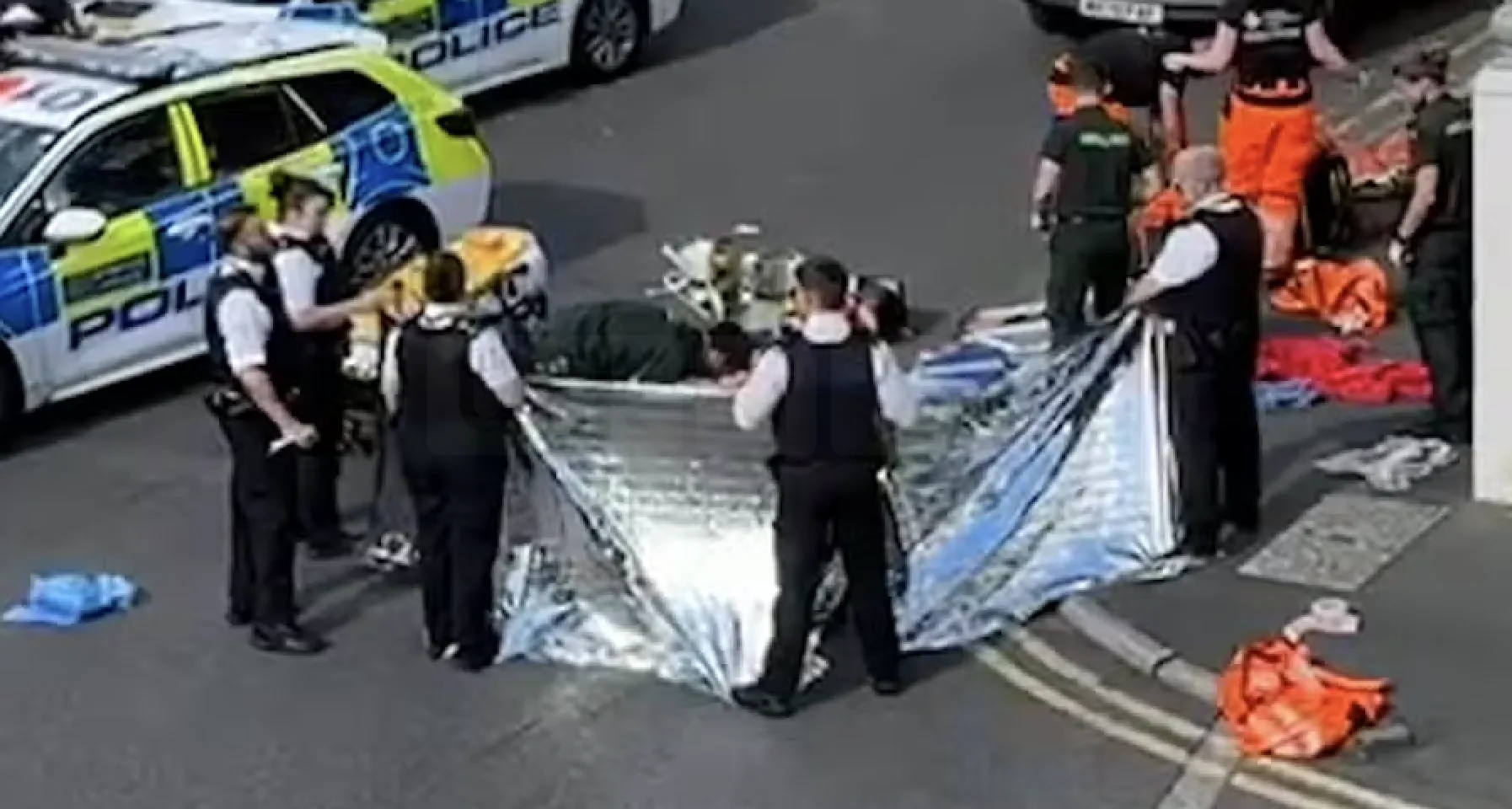 Teenager, 15, Fatally Stabbed in Hackney Daylight Attack – Police Hunt Suspect