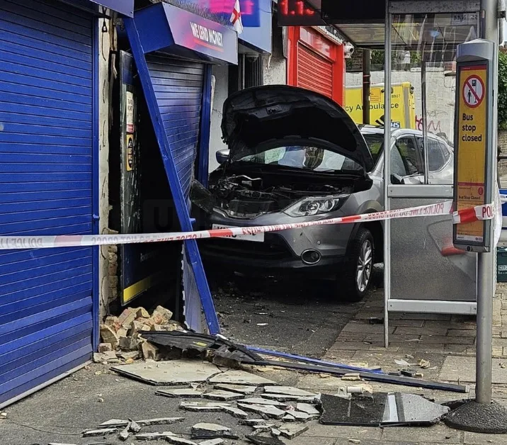 Car Crashes Into London Road Building at Dawn – No Serious Injuries, Police Investigate