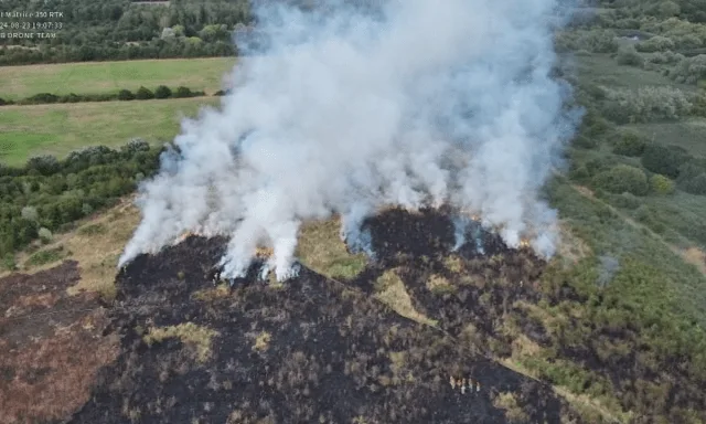 Huge Grass Fire Tears Through Ingrebourne Hill Country Park in Rainham – 60 Firefighters Battle Blaze