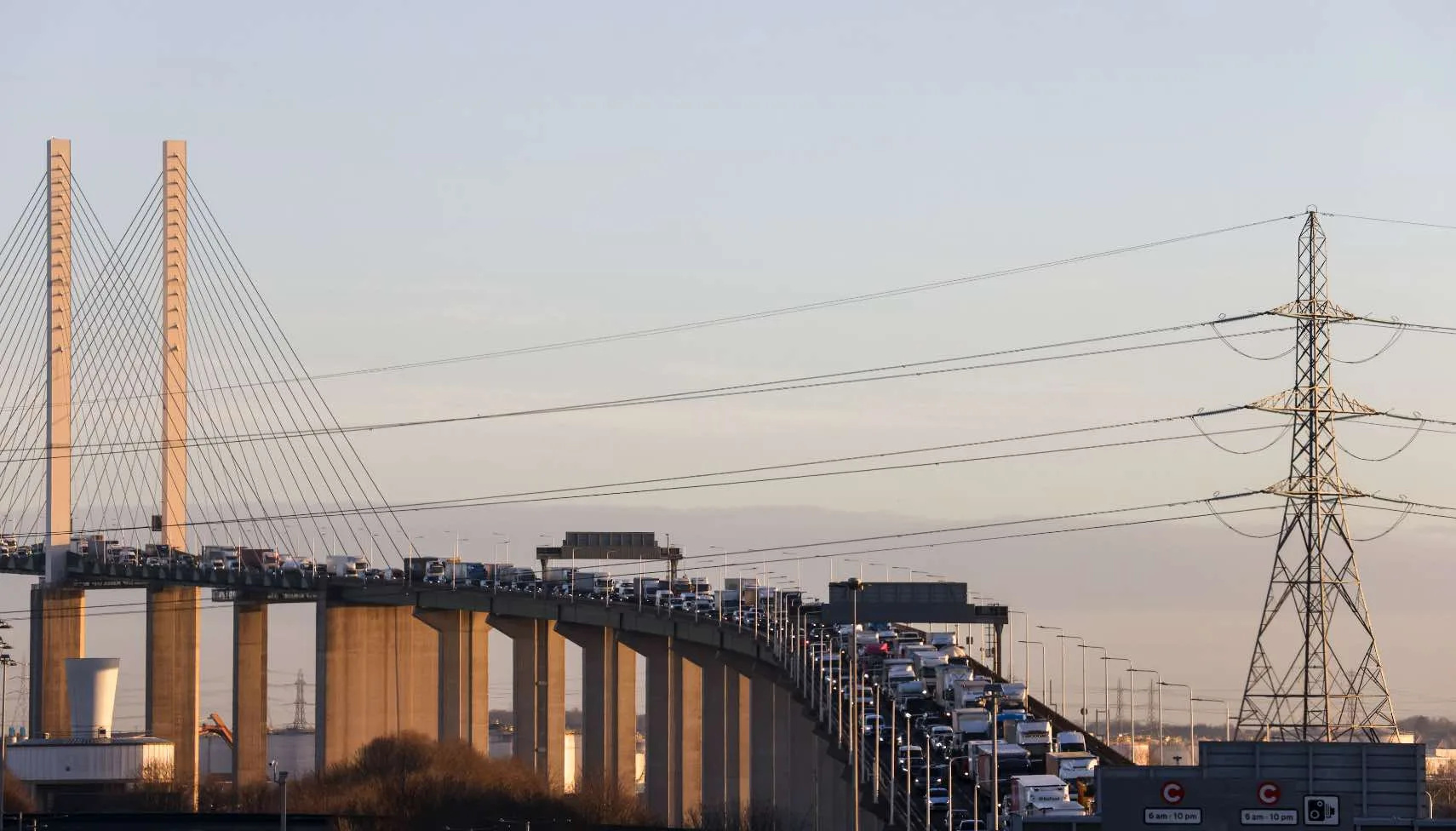 M25 QE2 Bridge Gridlock: Police Incident Closes 3 Lanes, Massive Tailbacks from Junction 31 to Dartford Crossing