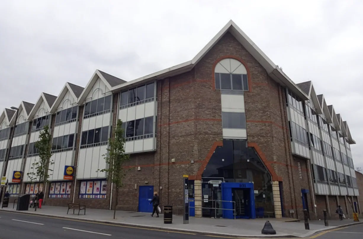 Man Stabbed and Sprayed in Face During Croydon Tribunal Clash – Police Hunt Attacker