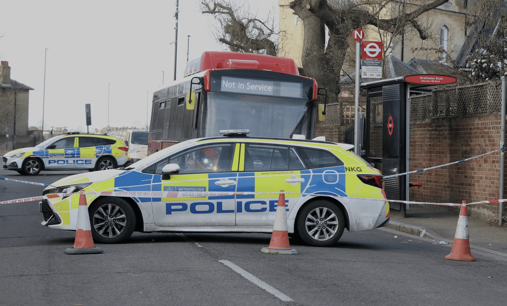 London night bus knife attack leaves 2 in hospital and police officer injured by glass