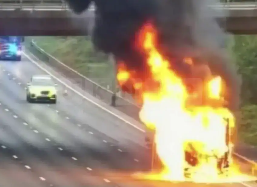 M1 Chaos After Lorry Blaze Near Chesterfield – Partial Lanes Open But Delays Continue