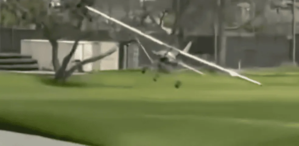 Tiny Plane’s Emergency Landing on LA Golf Course Stuns Riviera Clubbers – Pilot Praised as No Injuries Reported