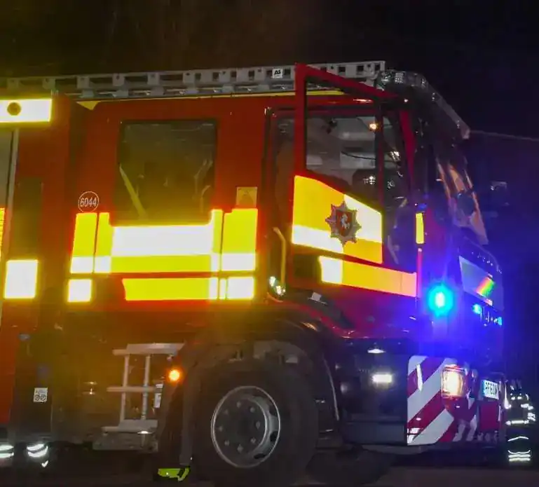 Gravesend Bonfire Blaze Destroys Caravan and Outbuilding – Residents Urged to Stay Indoors Amid Smoke Warning