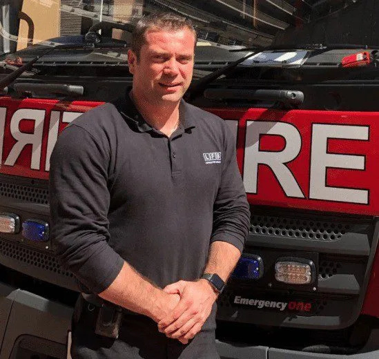 Off-Duty London Fire Boss Climbs Builder’s Ladder to Rescue Five from Chadwell Heath Blaze