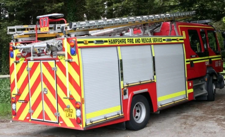 Late-Night Fareham Crash on St Catherine’s Way: Firefighters Quick to Scene as Trio Self-Rescue