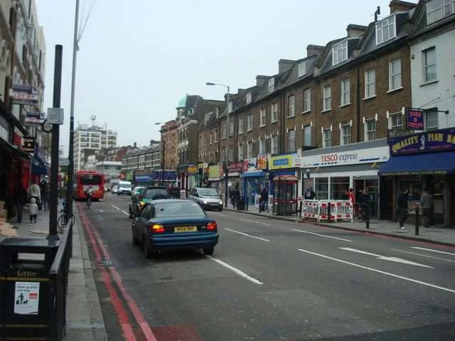 Elderly Woman’s Priceless Diamond Watch Snatched in Broad Daylight at Finsbury Park – Police Seek Suspect