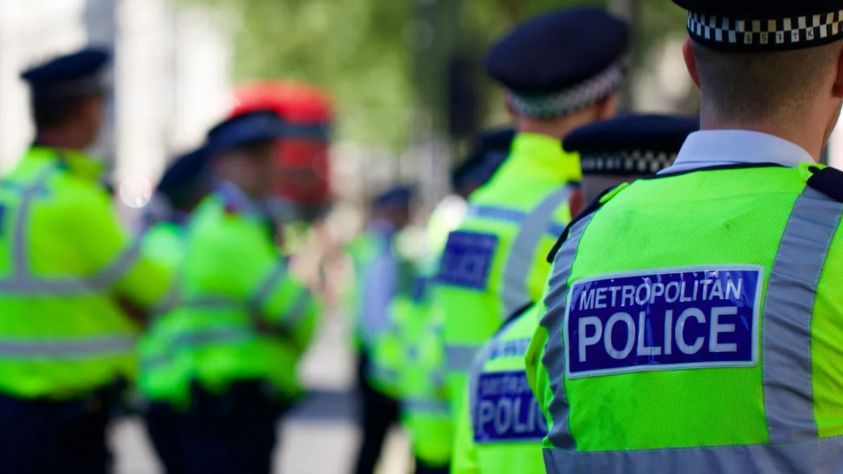 Flying Squad officers struck at five addresses simultaneously in the early hours A total of 46 officers were involved in arresting suspec…
