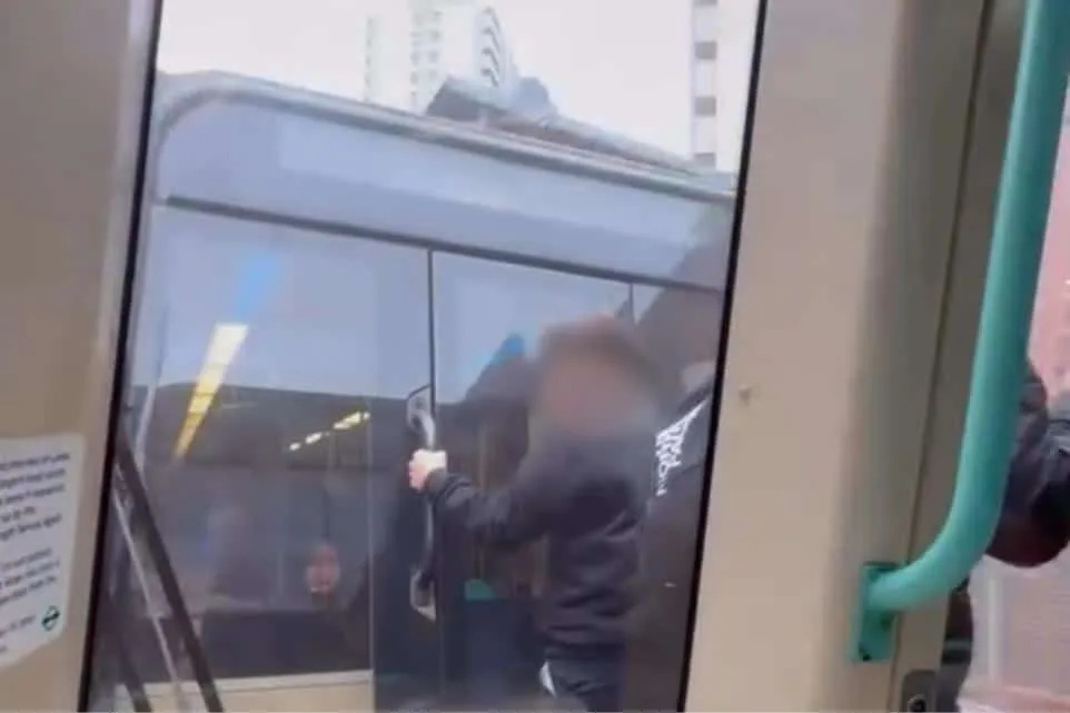 Daredevils Leap Off Moving Train at Canary Wharf in Deadly ‘Train-Surfing’ Stunt – Police Hunt Witnesses