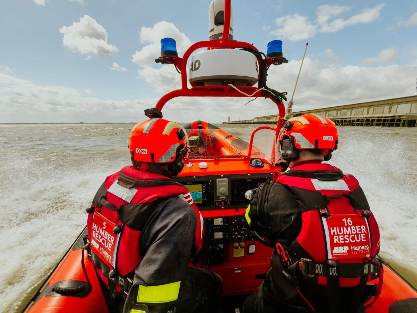 Brave Humber Lifeboat Crew Rescue Stranded Victim from Icy River Amid Fierce Tides