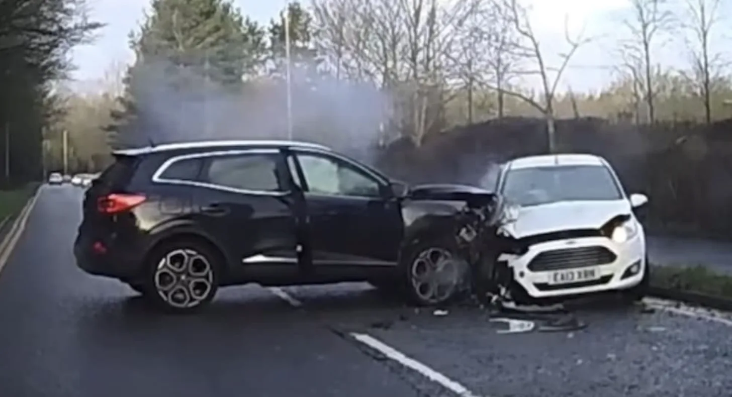 Rush Hour Horror: Dashcam Captures Head-On Crash on Swindon’s Pipers Way – Driver Reported for Dangerous Driving
