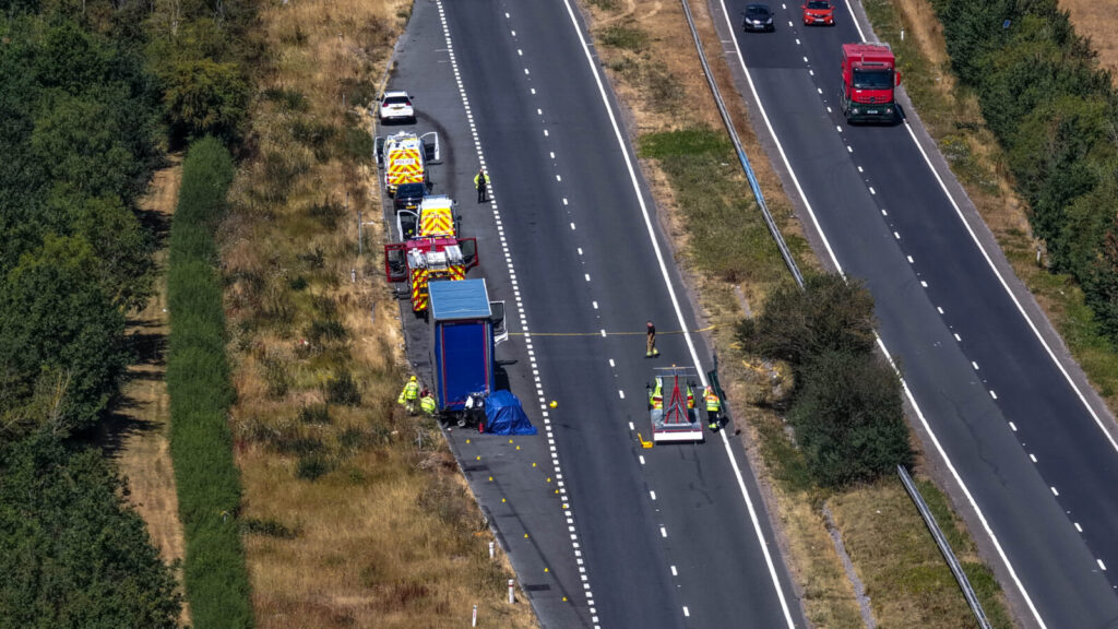 One Dead After Fatal Crash Involving Car and Lorry Closes A419 Near Swindon